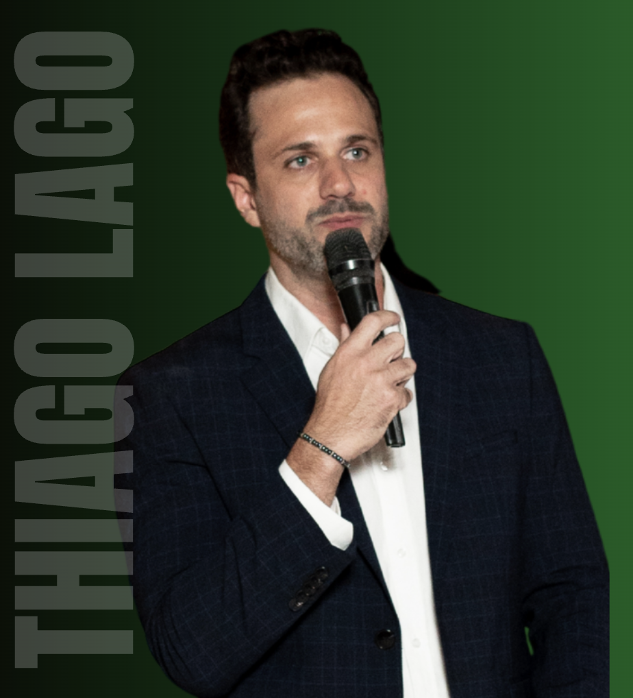 Retrato de Thiago Lago em palestra, microfone na mão, com o nome THIAGO LAGO em destaque vertical sobre fundo verde.