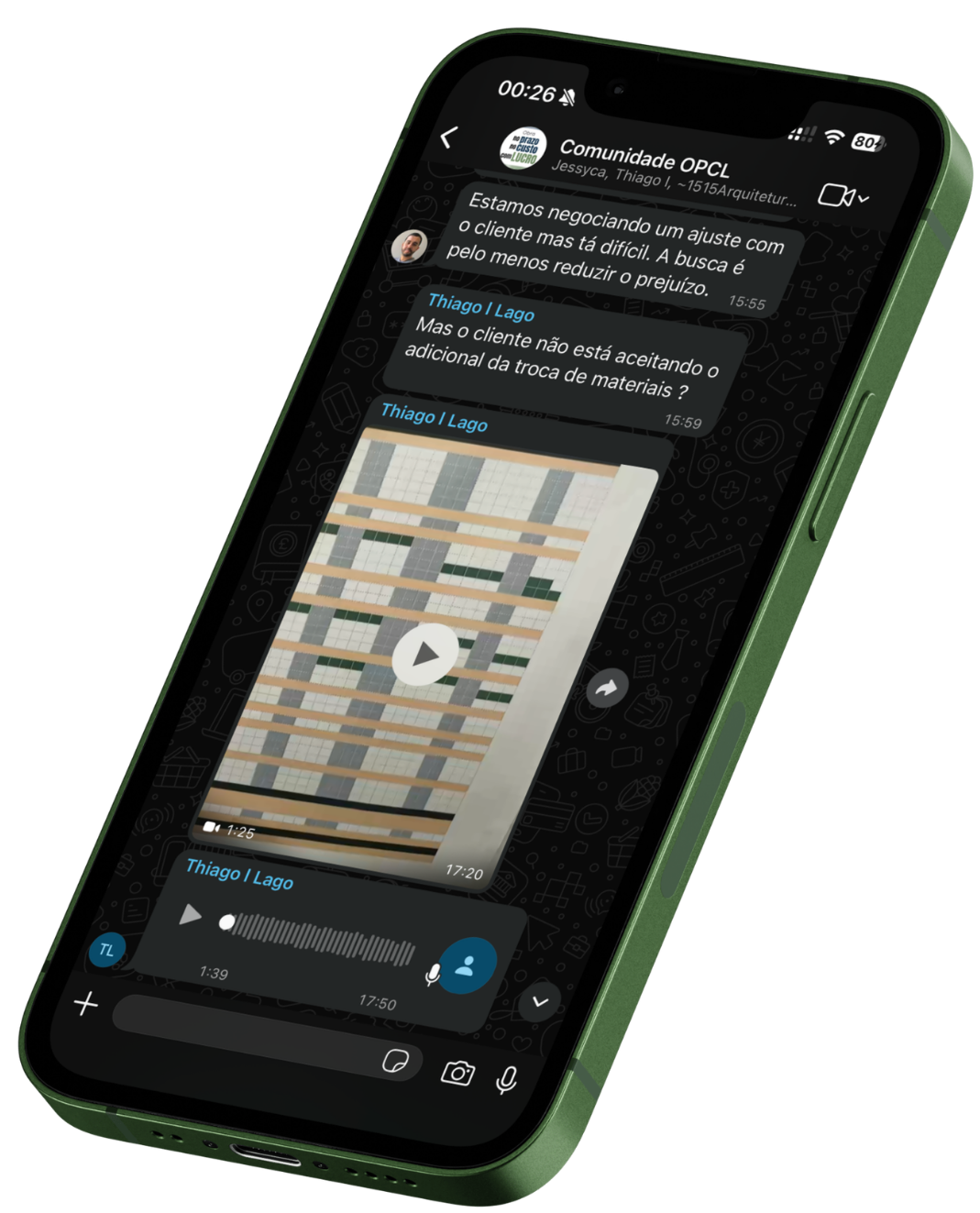 iPhone com case verde mostrando o grupo da Comunidade OPCL no WhatsApp.